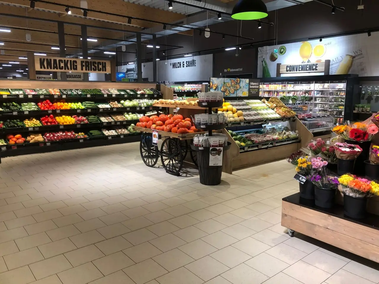 Frisches Obst und Gemüse in der Auslage